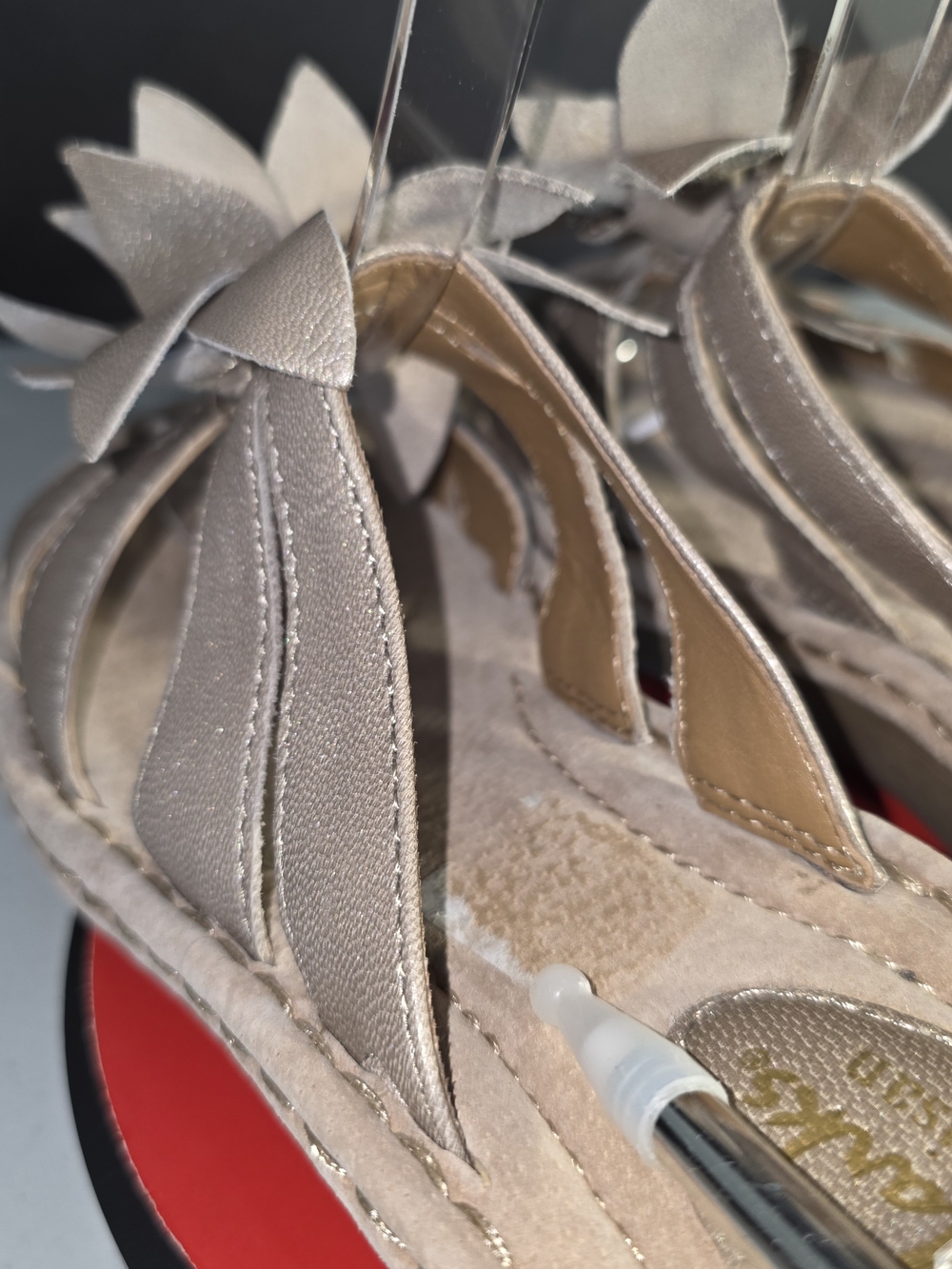 Clarks Artisan Amaya Lily Platinum Floral Strap Wedge Sandals Sz 8 - Picture 13 of 13